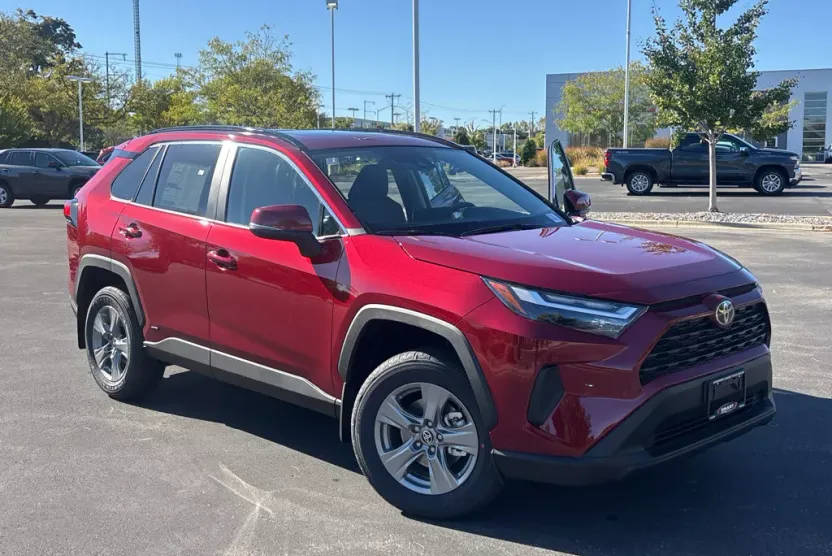 2025 Toyota RAV4 Hybrid XLE photo 1