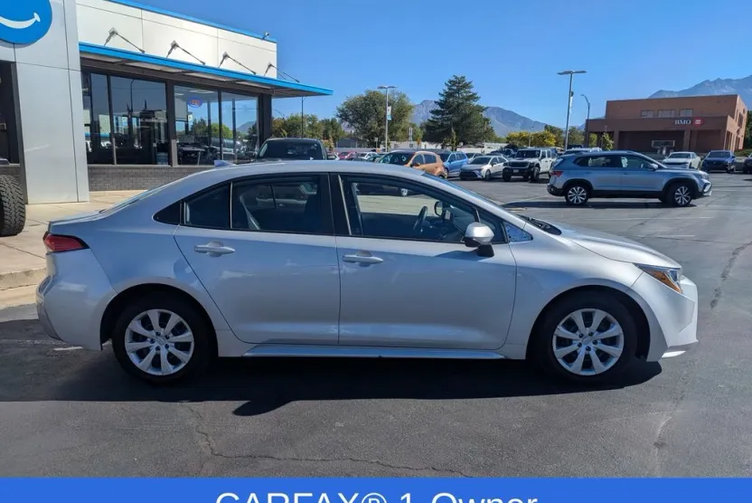 2023 Toyota Corolla LE photo 1