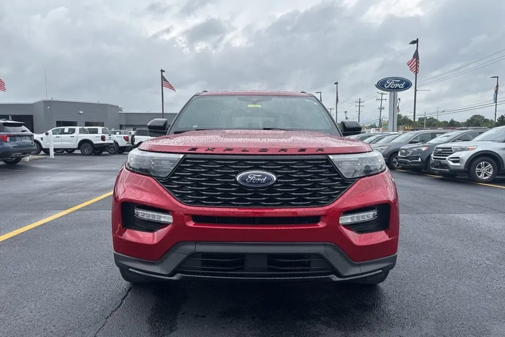 2023 Ford Explorer ST-Line photo 1