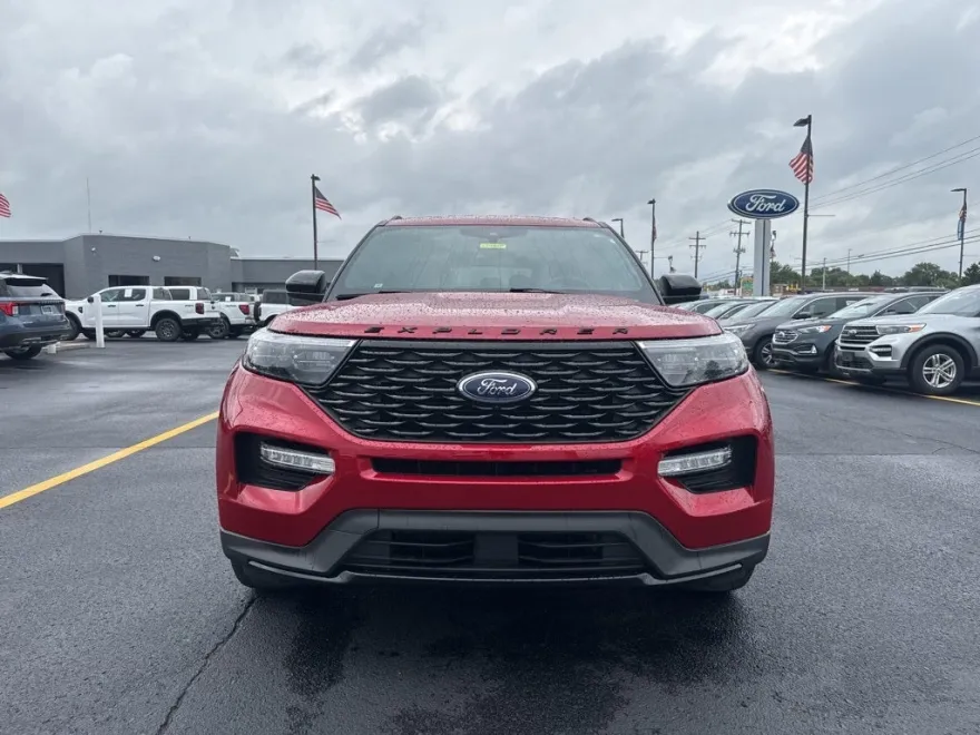 2023 Ford Explorer ST-Line photo 1