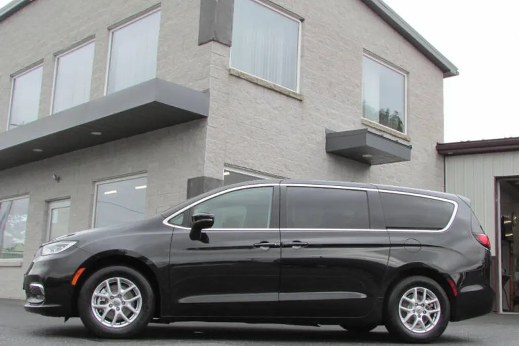2023 Chrysler Pacifica Touring L photo 1