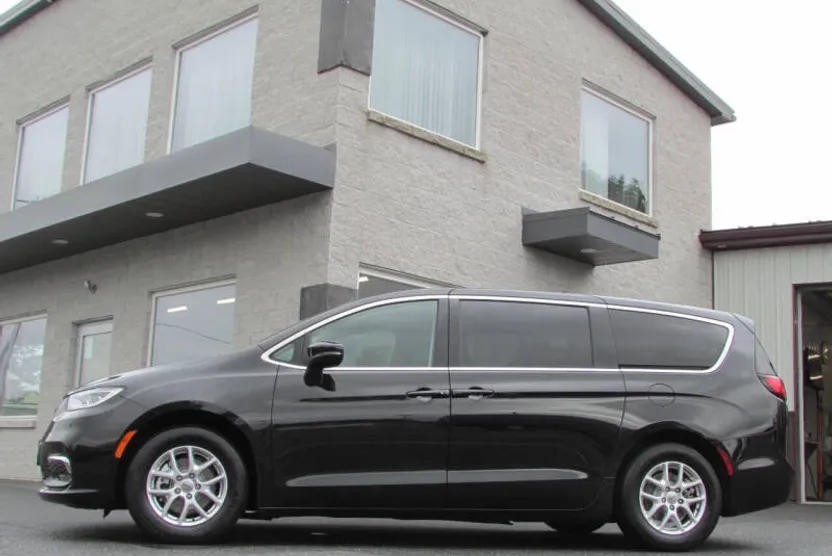 2023 Chrysler Pacifica Touring L photo 1
