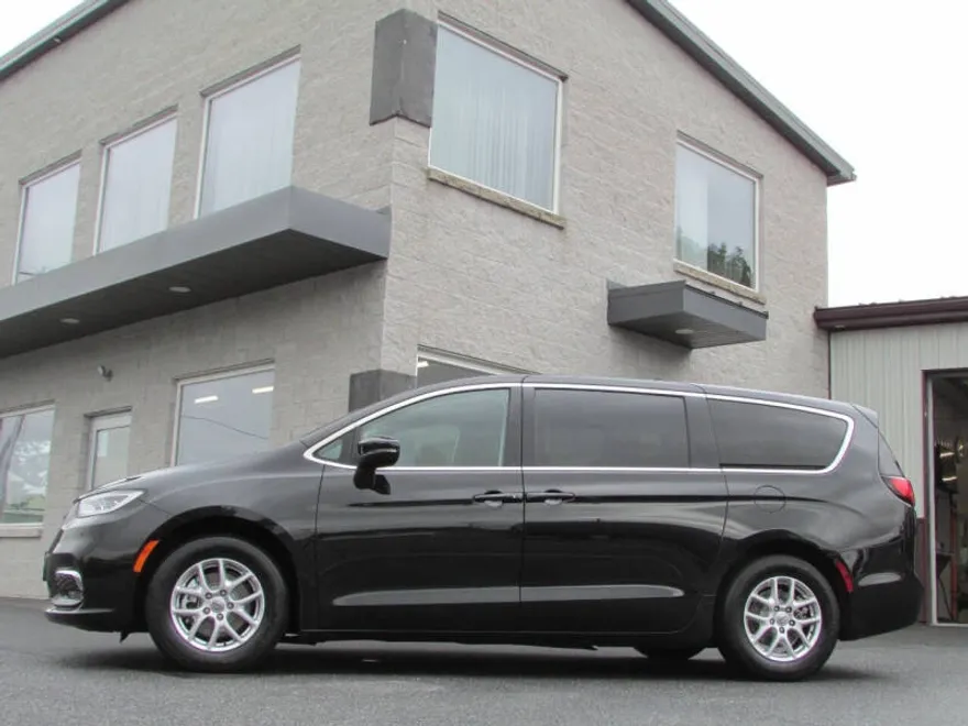 2023 Chrysler Pacifica Touring L photo 1