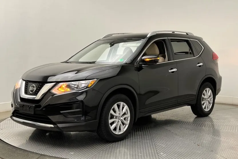 2017 Nissan Rogue SV photo 1