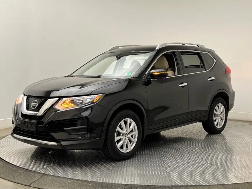 2017 Nissan Rogue SV photo 1