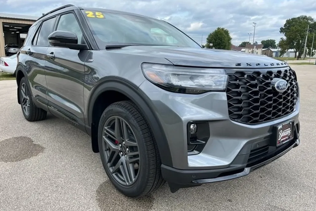 2025 Ford Explorer ST-Line photo 1