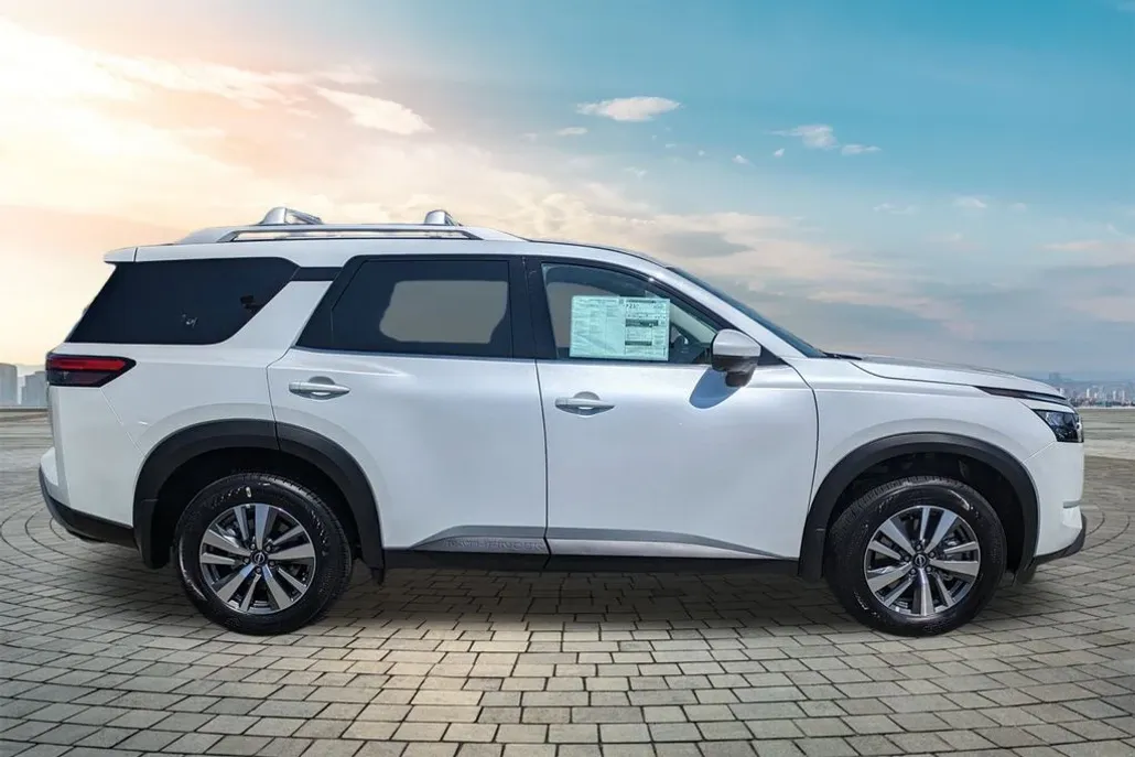 2025 Nissan Pathfinder SL photo 1