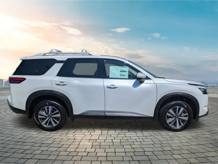2025 Nissan Pathfinder SL photo 1