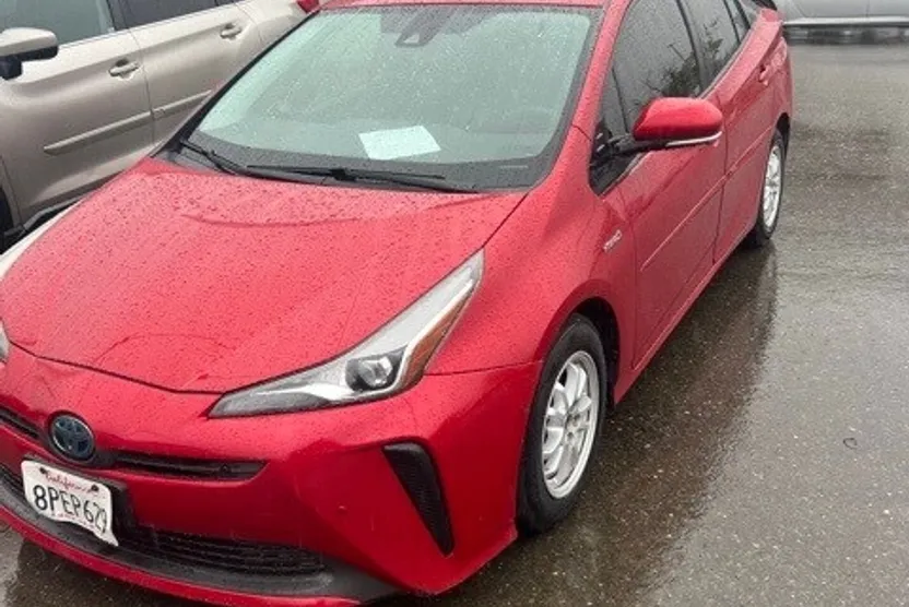 2019 Toyota Prius L photo 1