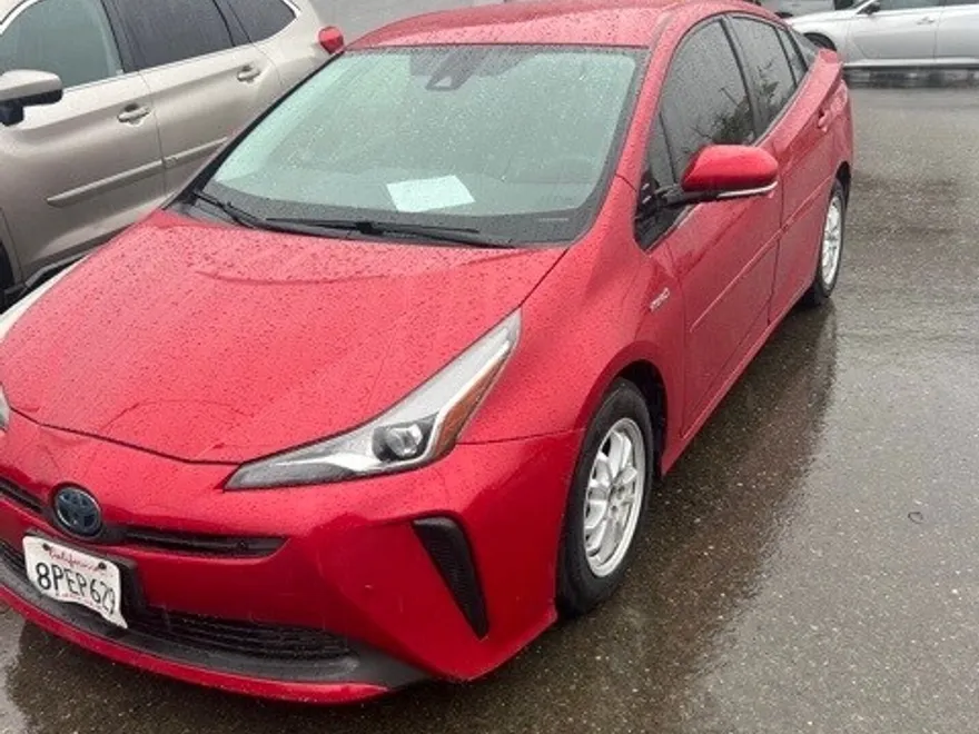 2019 Toyota Prius L photo 1