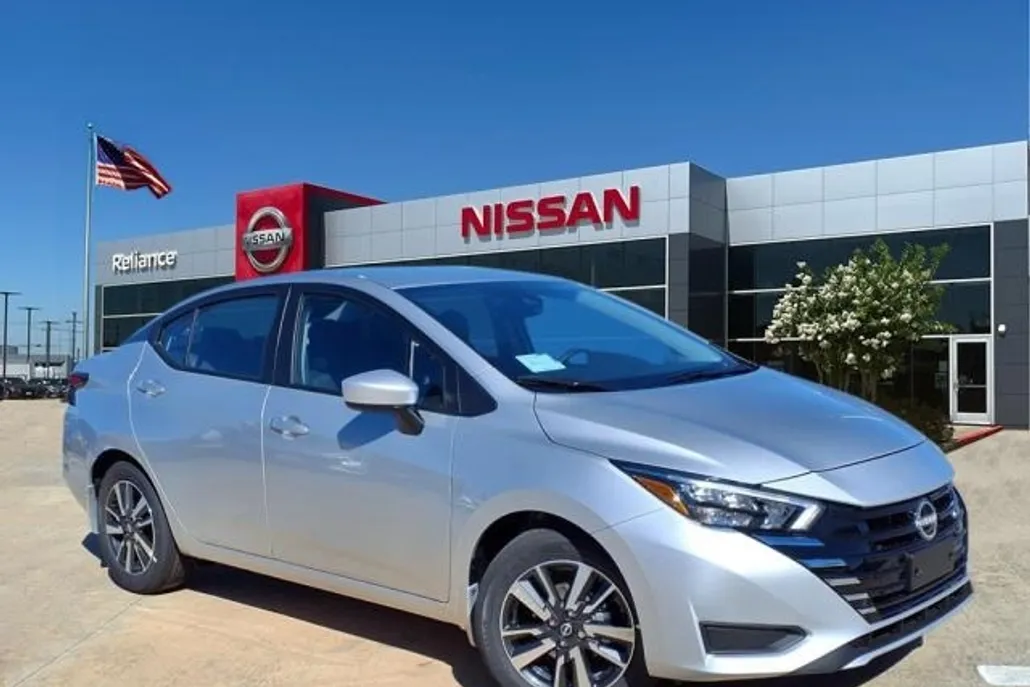 2025 Nissan Versa 1.6 SV photo 1