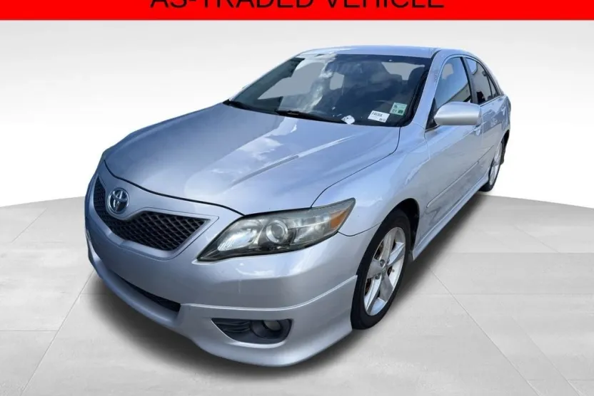 2010 Toyota Camry SE photo 1