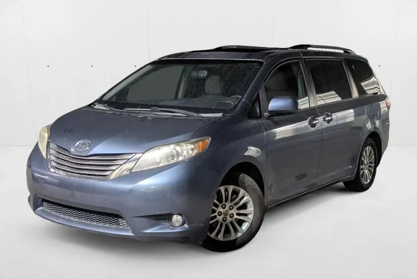 2015 Toyota Sienna XLE photo 1