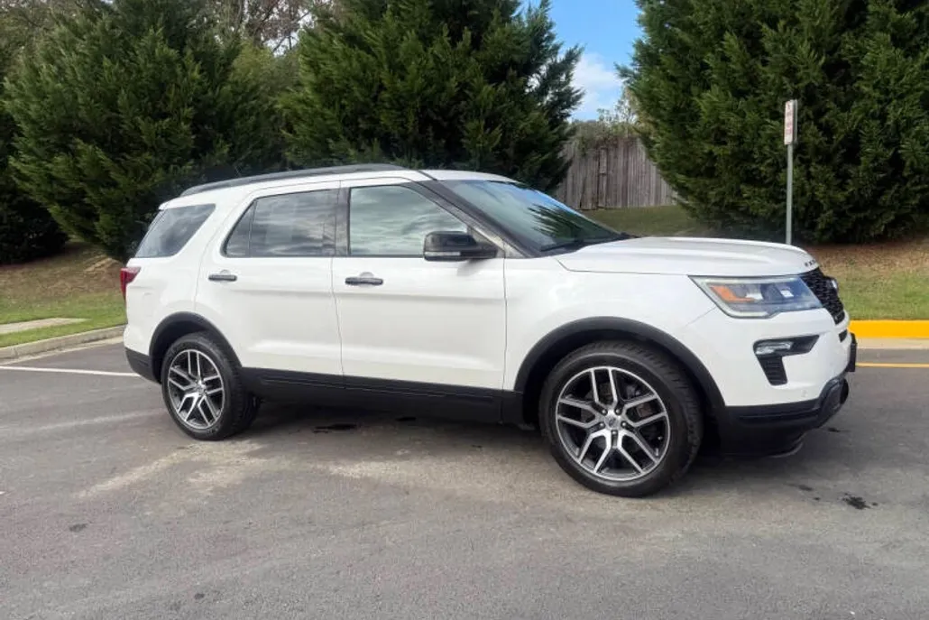 2018 Ford Explorer Sport photo 1