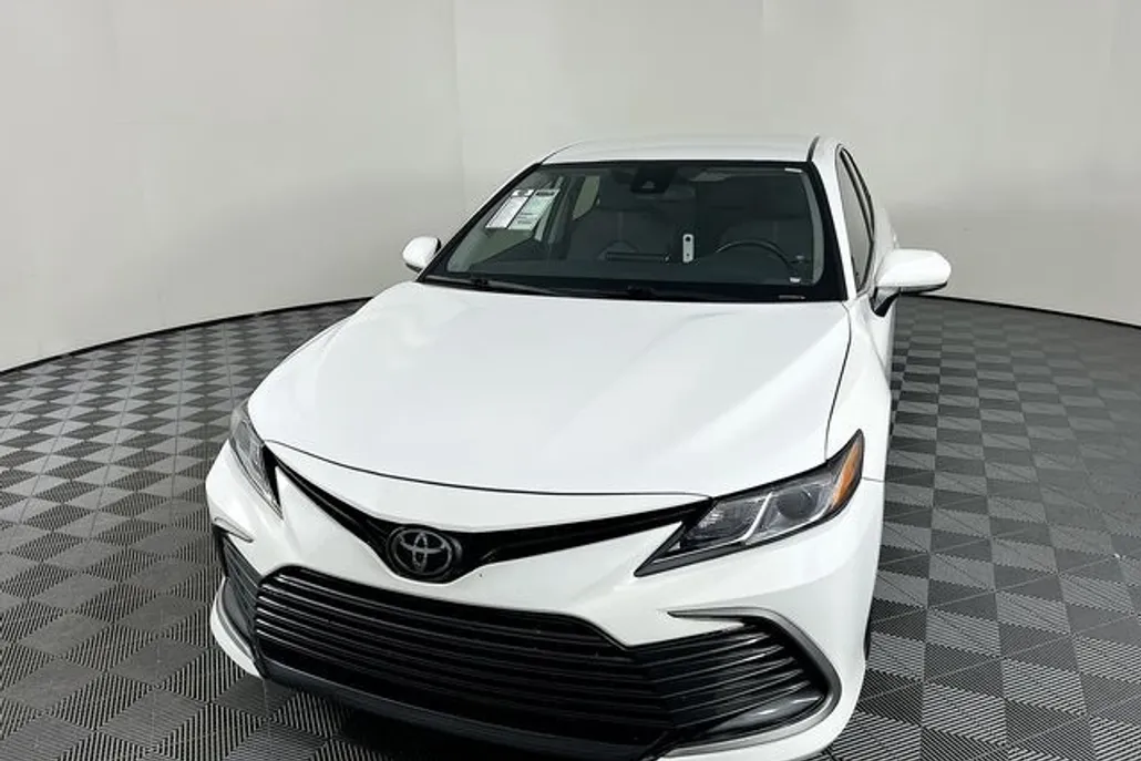 2022 Toyota Camry LE photo 1