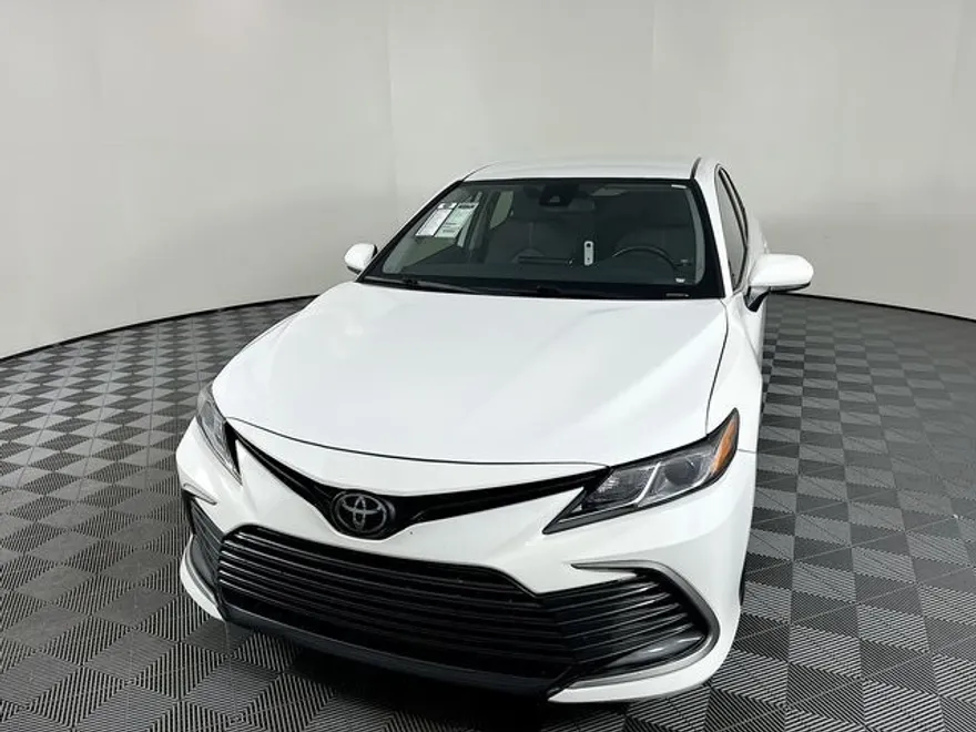 2022 Toyota Camry LE photo 1