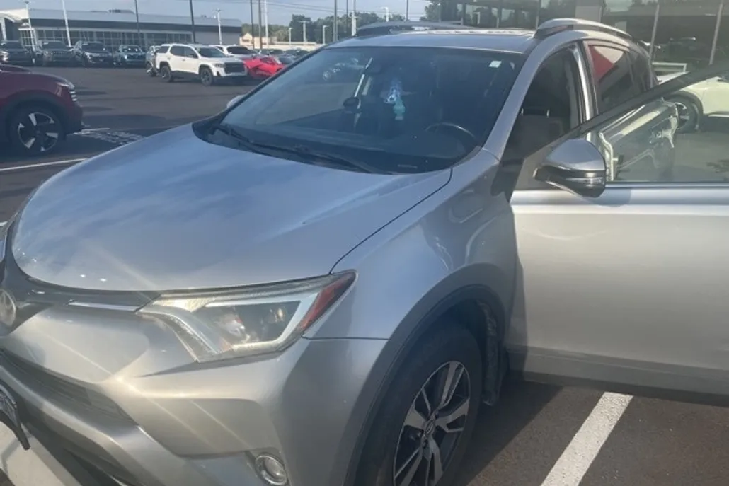 2018 Toyota RAV4 XLE photo 1