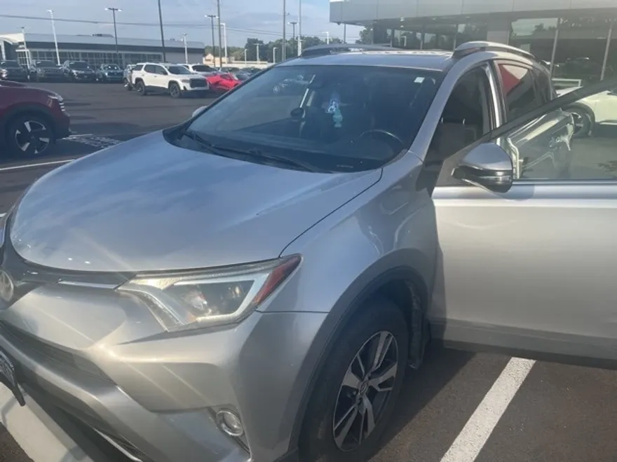 2018 Toyota RAV4 XLE photo 1