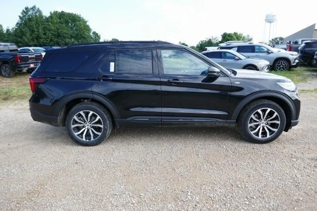 2025 Ford Explorer ST-Line photo 1