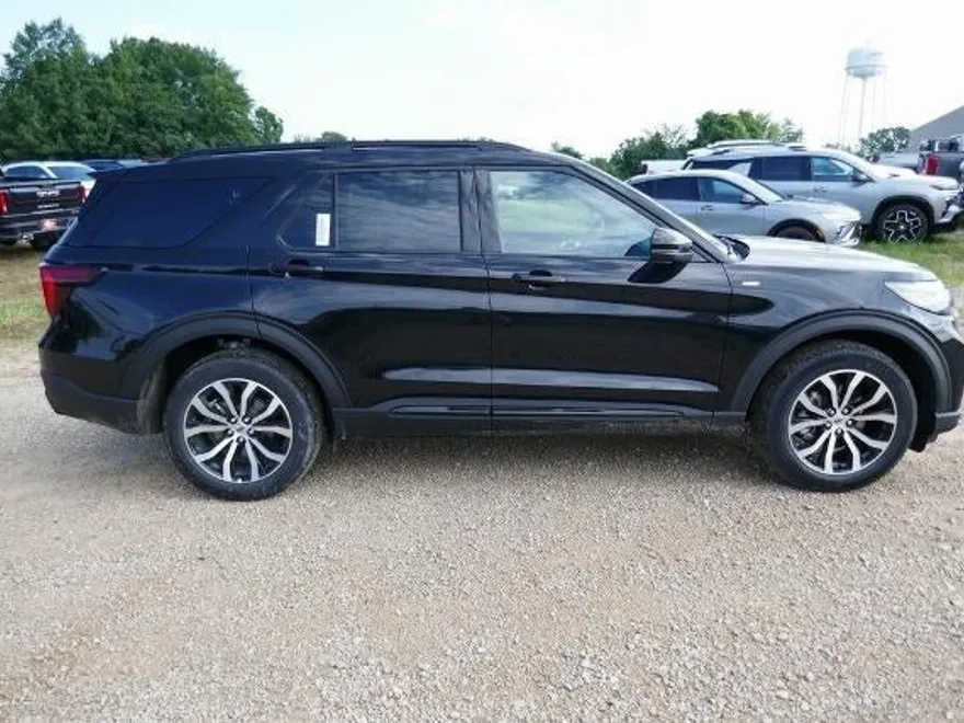 2025 Ford Explorer ST-Line photo 1