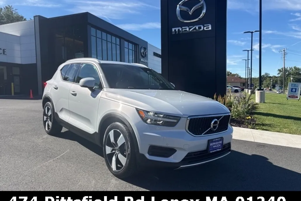 2020 Volvo XC40 Momentum photo 1