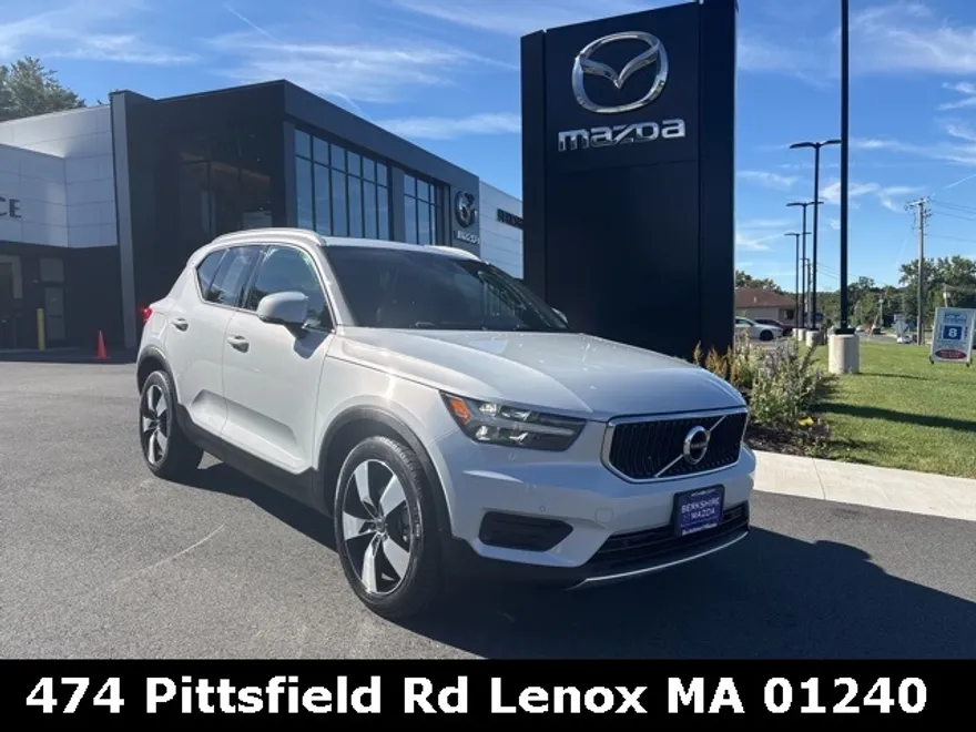 2020 Volvo XC40 Momentum photo 1