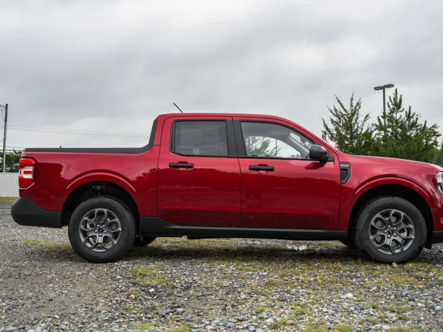 2025 Ford Maverick XLT photo 1
