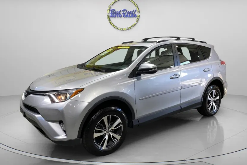 2016 Toyota RAV4 XLE photo 1