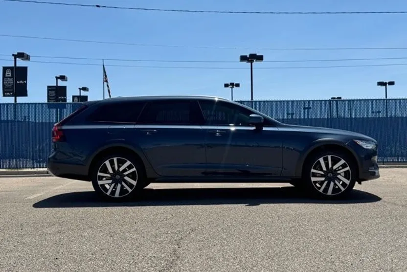 2025 Volvo V90 Cross Country B6 photo 1