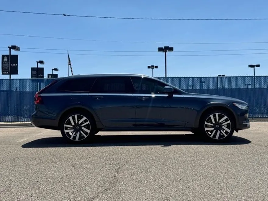 2025 Volvo V90 Cross Country B6 photo 1