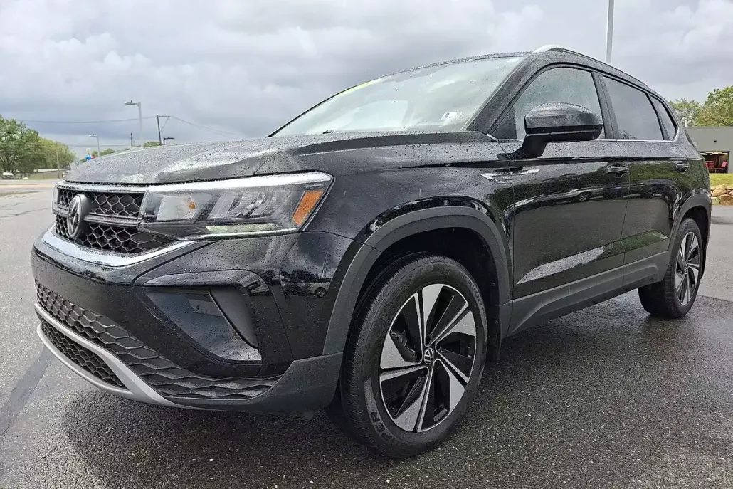 2024 Volkswagen Taos SE photo 1