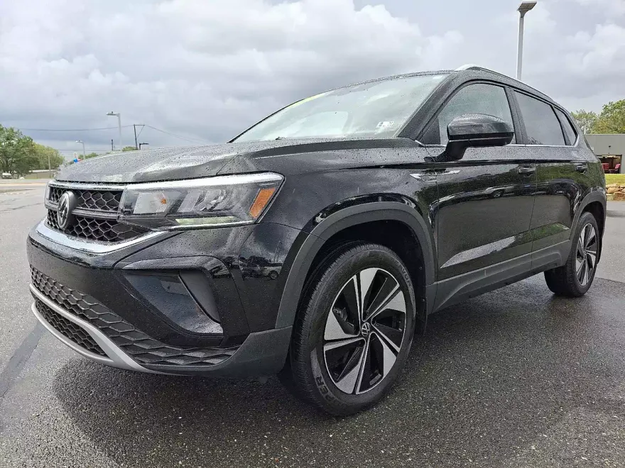 2024 Volkswagen Taos SE photo 1