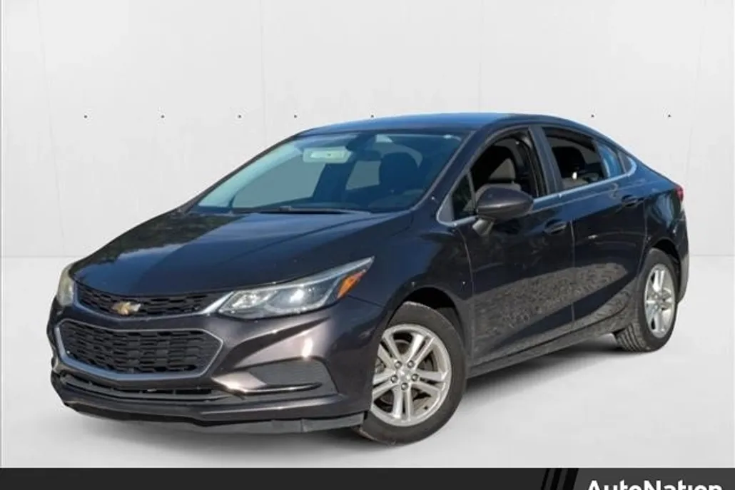 2017 Chevrolet Cruze LT photo 1