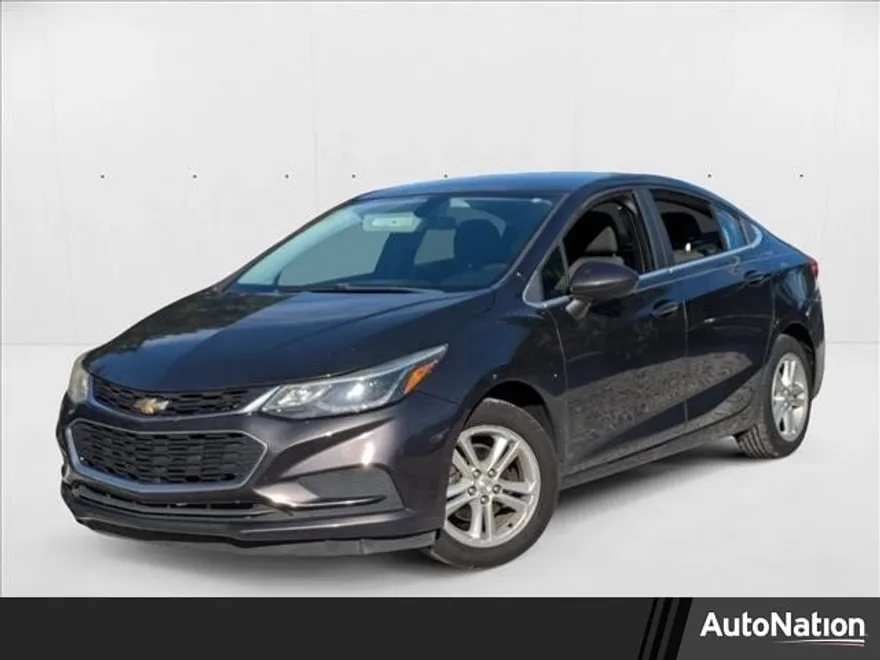 2017 Chevrolet Cruze LT photo 1