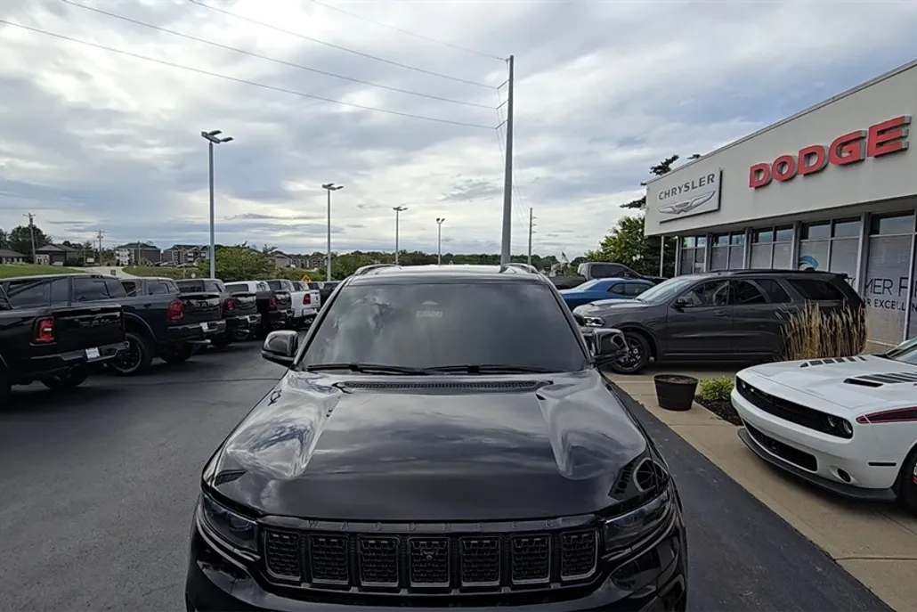 2022 Jeep Grand Wagoneer II photo 1