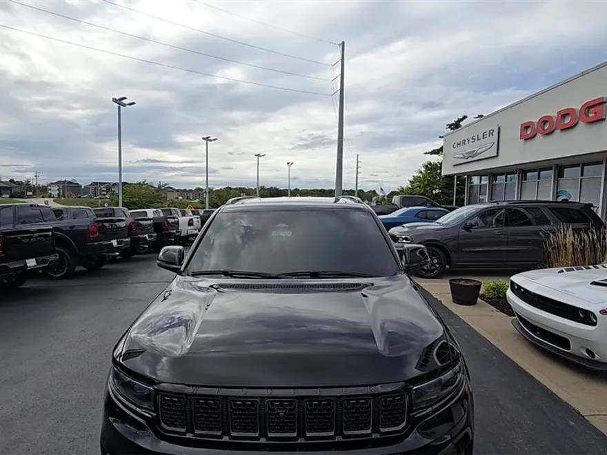 2022 Jeep Grand Wagoneer II photo 1