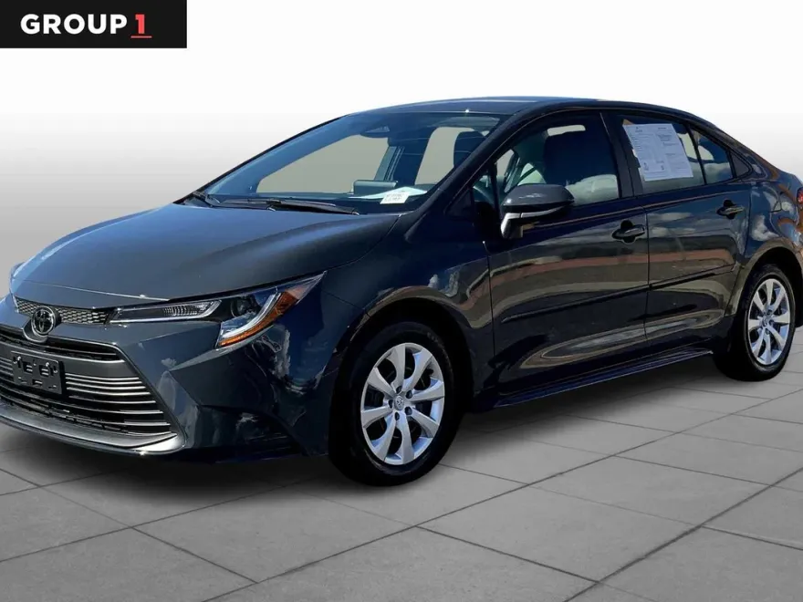 2025 Toyota Corolla LE photo 1