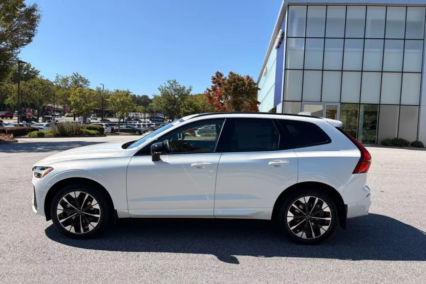 2026 Volvo XC60 Plus B5 photo 1