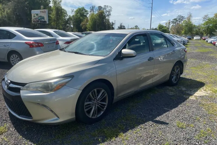 2015 Toyota Camry SE photo 1