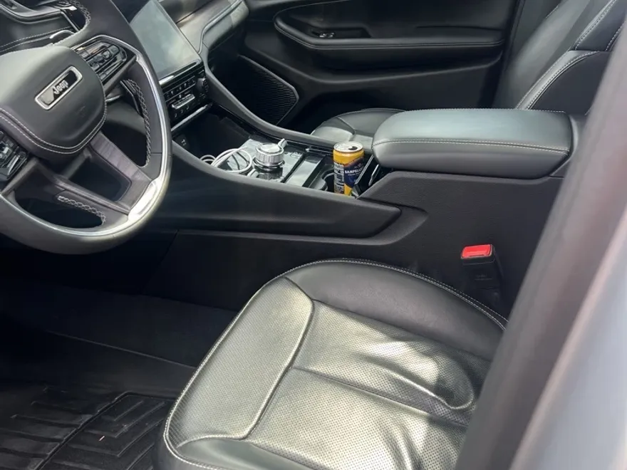 2023 Jeep Grand Cherokee Overland photo 1