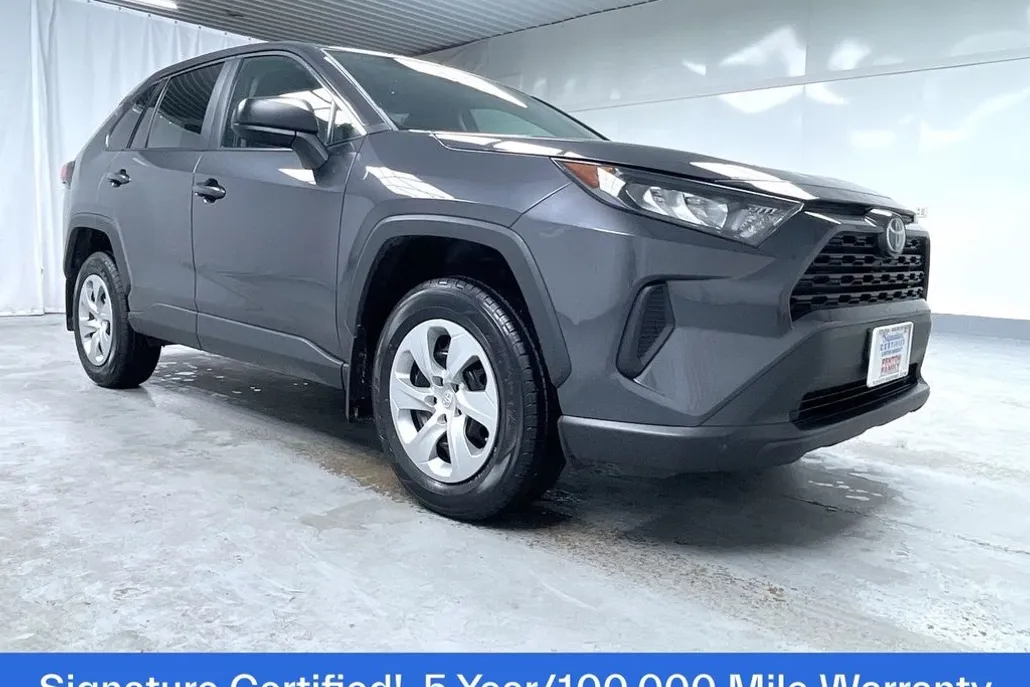2022 Toyota RAV4 LE photo 1