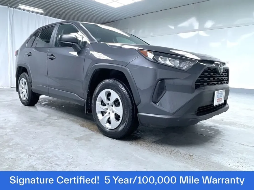 2022 Toyota RAV4 LE photo 1