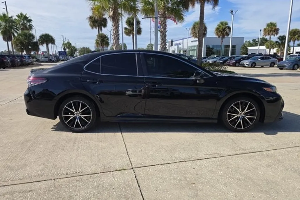 2024 Toyota Camry SE photo 1