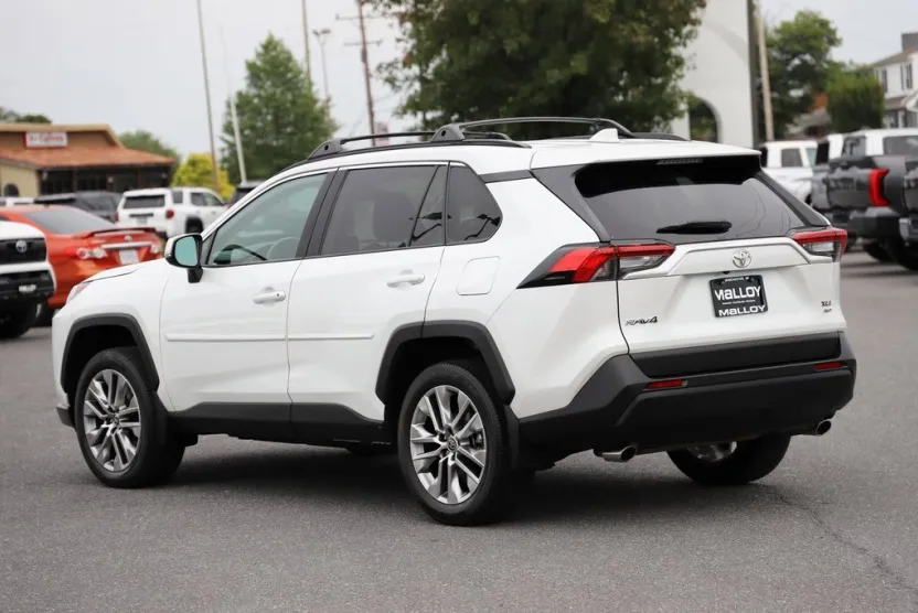 2023 Toyota RAV4 XLE Premium photo 1
