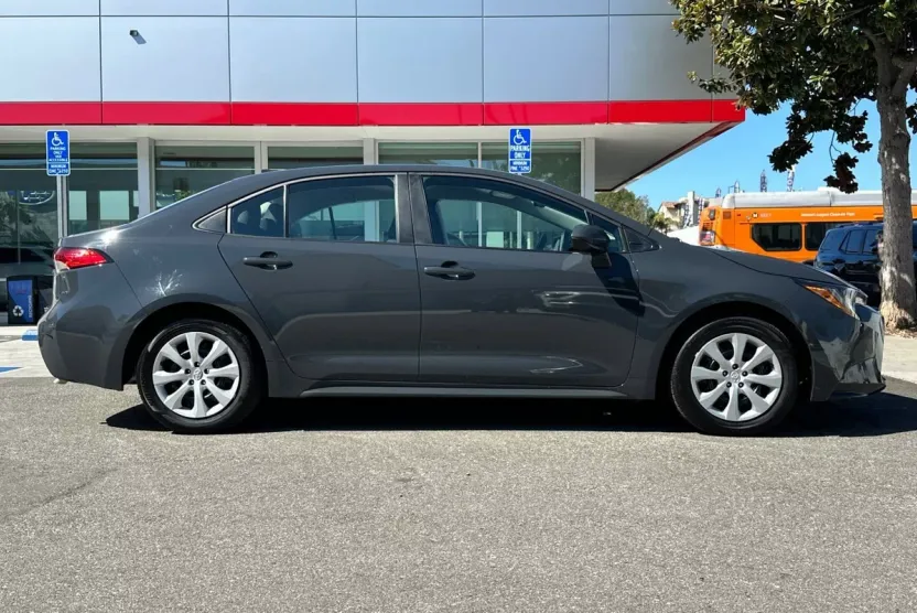 2024 Toyota Corolla LE photo 1