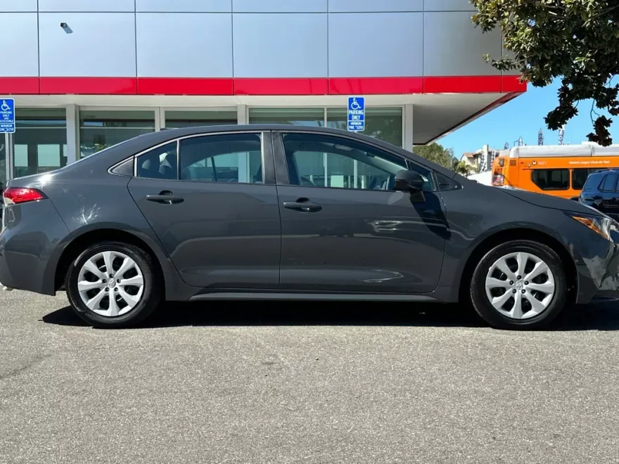 2024 Toyota Corolla LE photo 1