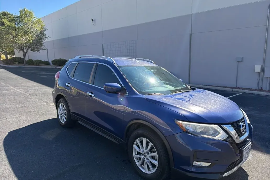 2017 Nissan Rogue SV photo 1