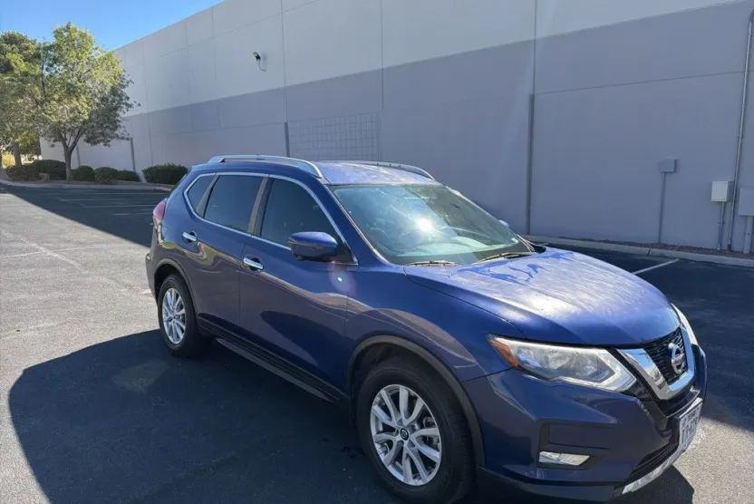 2017 Nissan Rogue SV photo 1