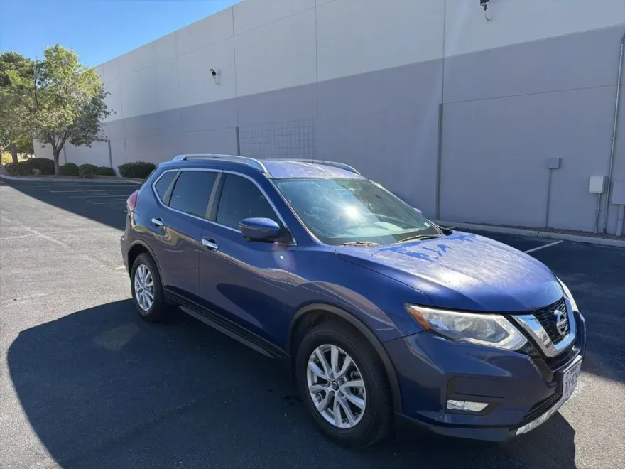 2017 Nissan Rogue SV photo 1