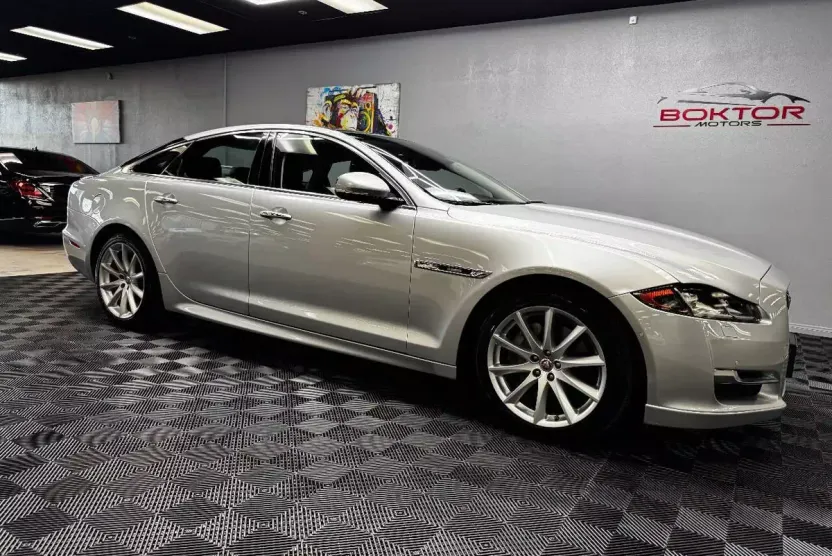 2016 Jaguar XJ R-Sport photo 1